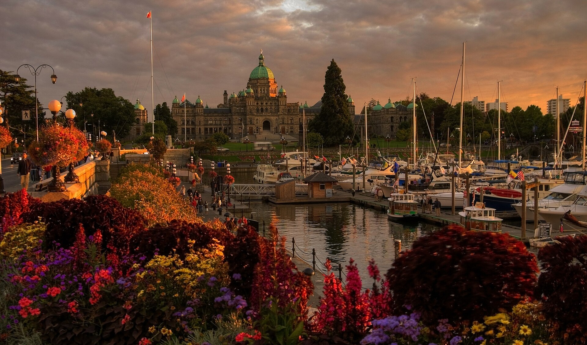 Waterfront lifestyle in Victoria BC Dallas Road